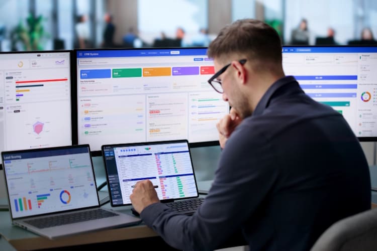 informatyk analizujący dane na komputerze